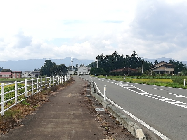 ゴール地点へと続いていく道路の画像