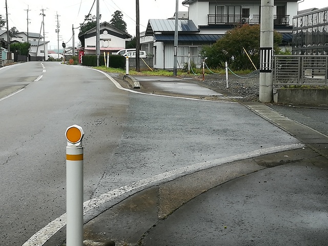 旧道で歩道がある道路