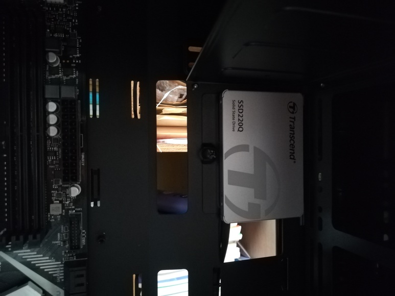 PCケースに取り付けたSSD